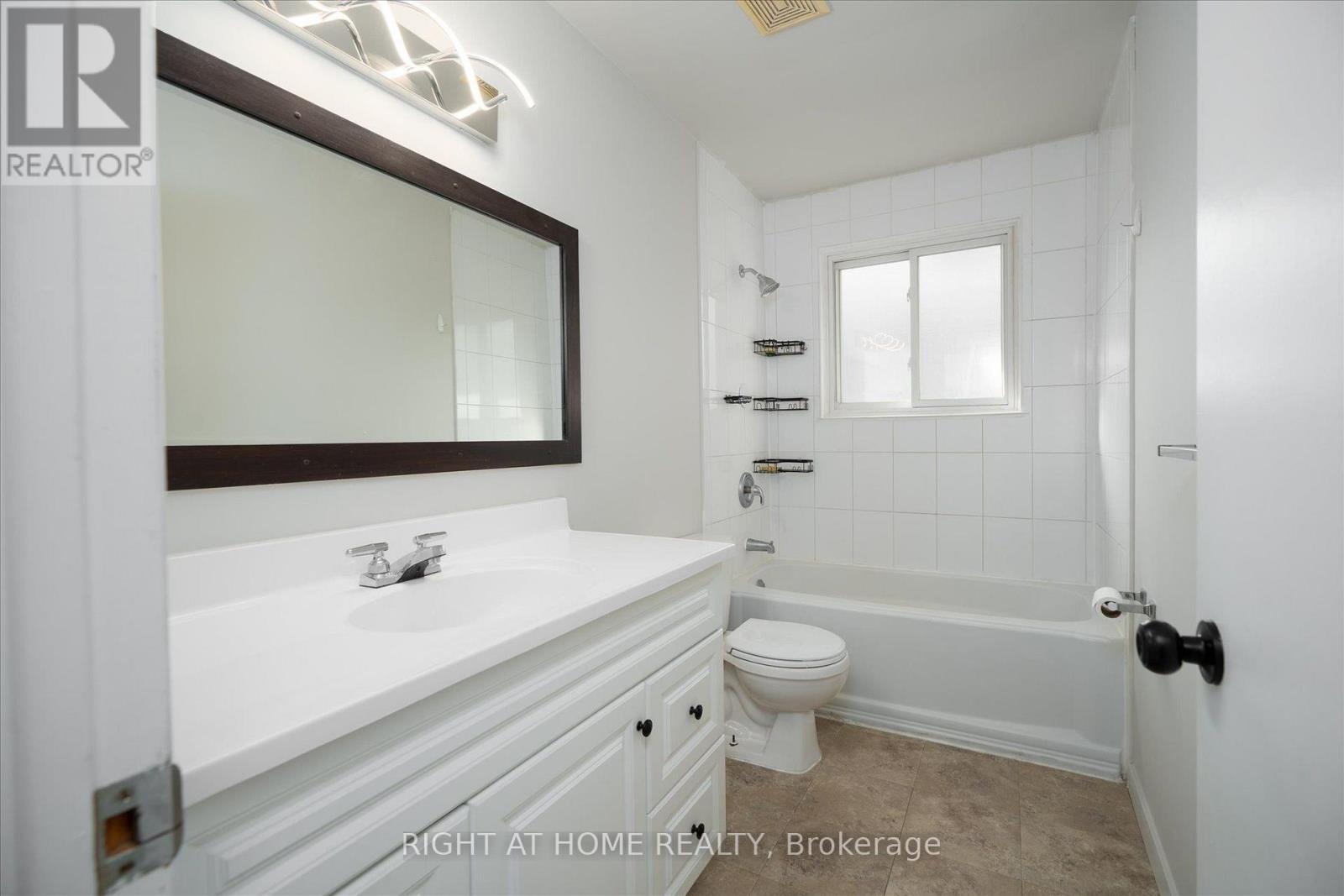 904 Walnut Court, Oshawa, Ontario  L1H 2H9 - Photo 14 - E13555072