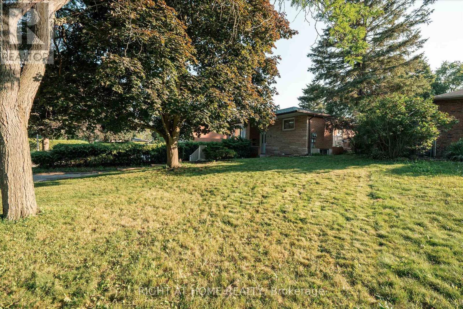 904 Walnut Court, Oshawa, Ontario  L1H 2H9 - Photo 2 - E13555072