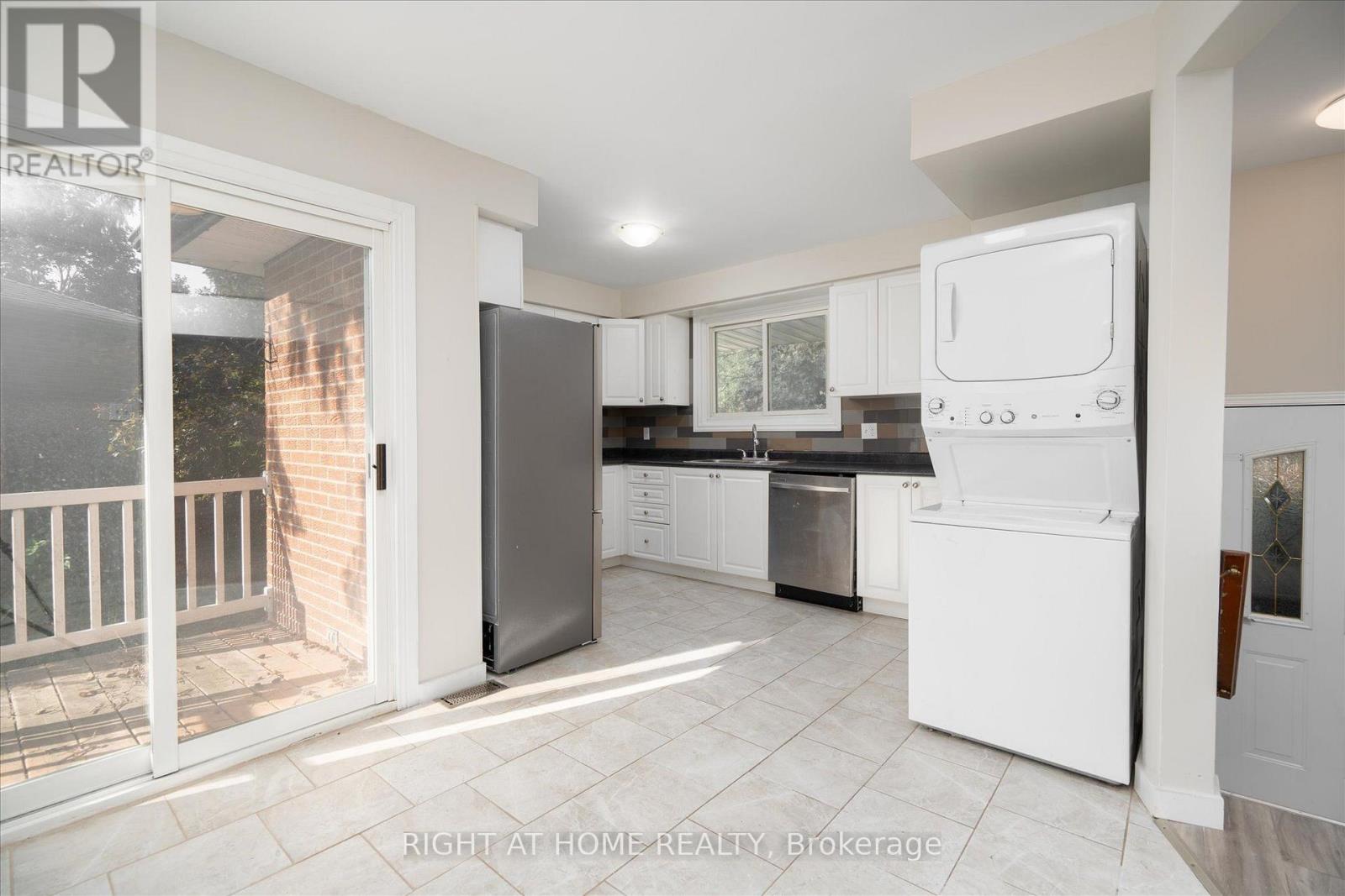904 Walnut Court, Oshawa, Ontario  L1H 2H9 - Photo 8 - E13555072