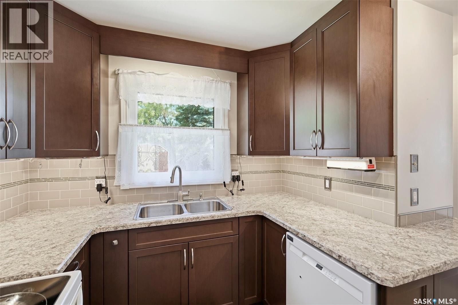 530 Wathaman Crescent, Saskatoon, Saskatchewan  S7K 4P9 - Photo 8 - SK042293