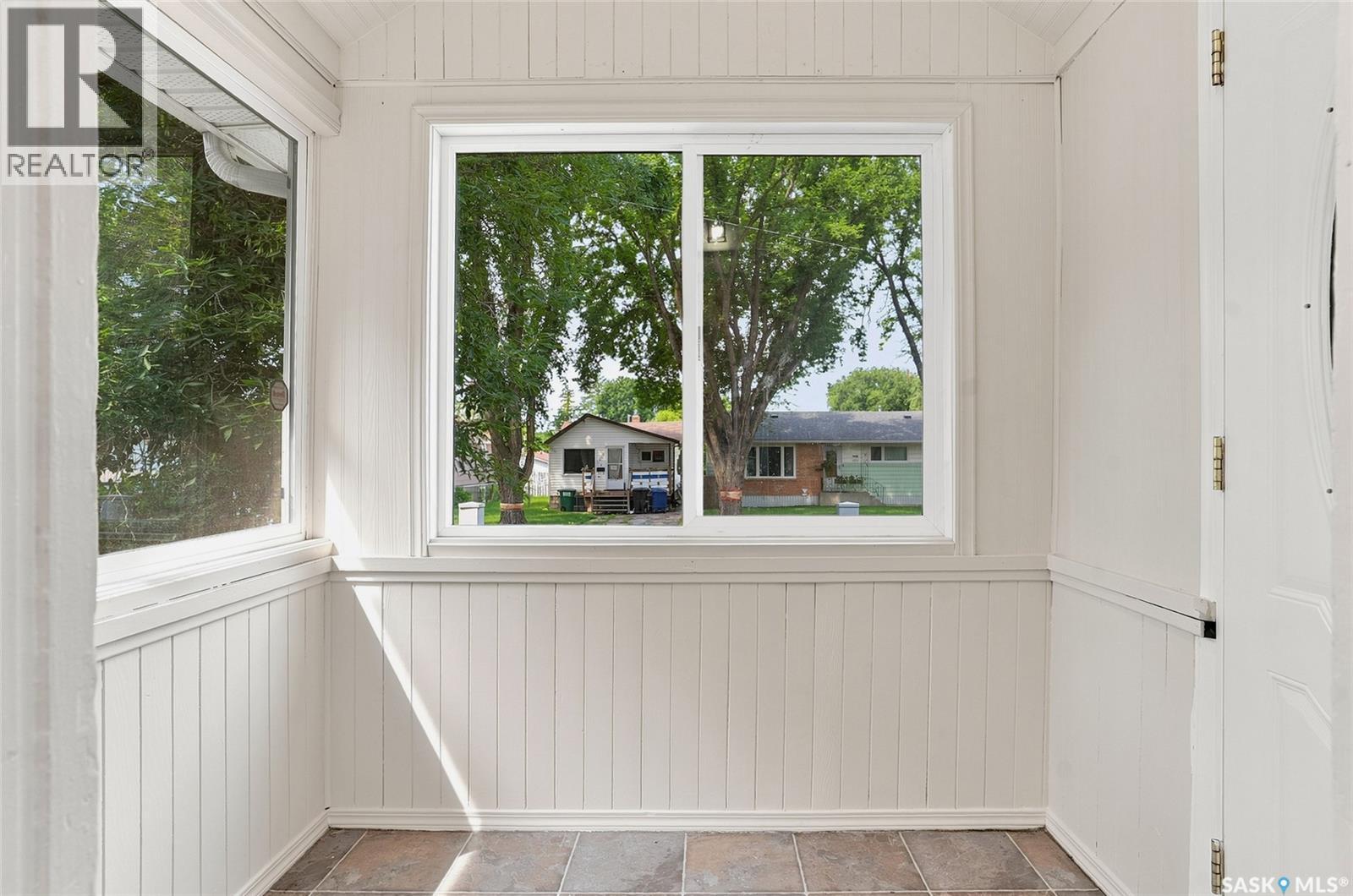 1016 K Avenue N, Saskatoon, Saskatchewan  S7L 2N6 - Photo 2 - SK042269