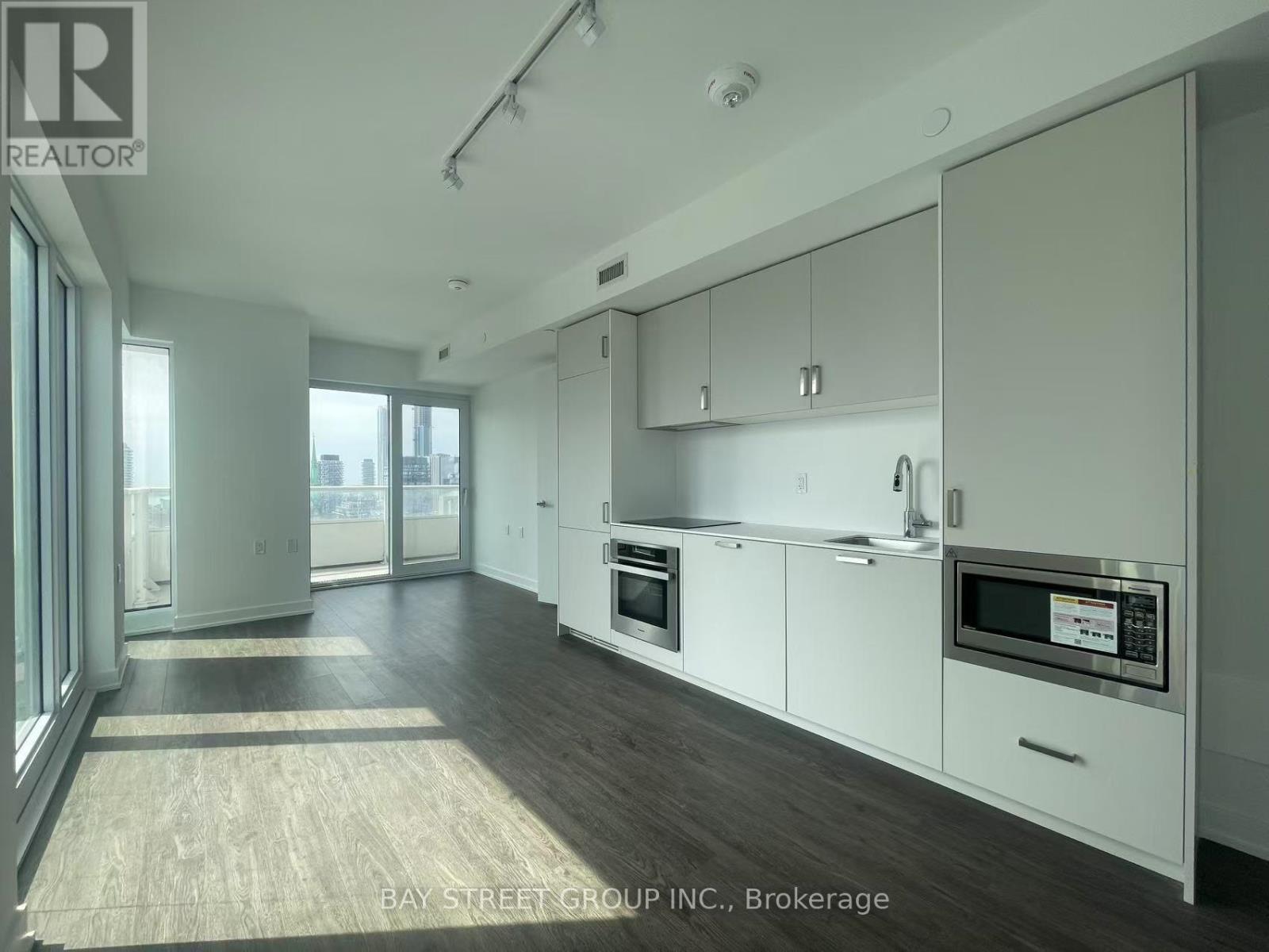2003 - 88 QUEEN STREET E