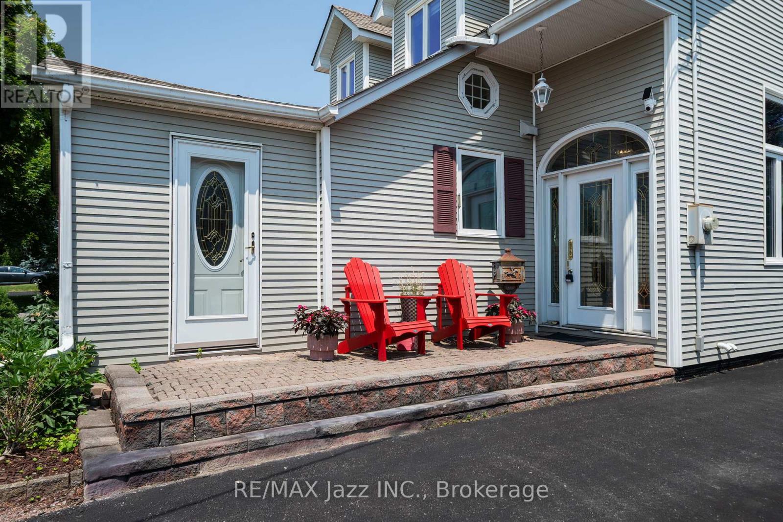 917 Byron Street N, Whitby, Ontario  L1N 4P2 - Photo 2 - E13555412