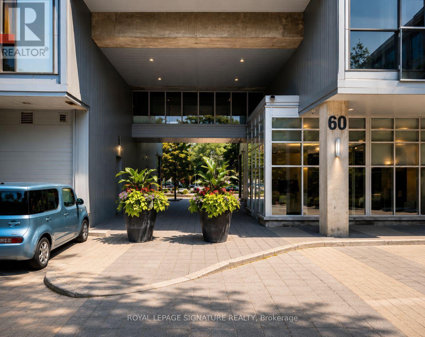210 - 60 Bathurst Street, Toronto, Ontario  M5V 2P7 - Photo 2 - C13555460