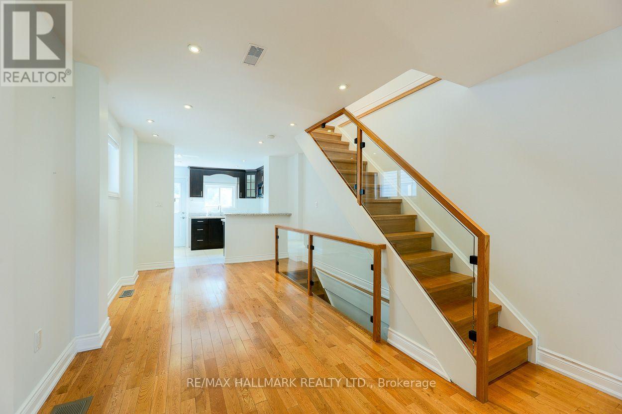 527 Craven Road, Toronto, Ontario  M4L 2Z6 - Photo 11 - E13555552