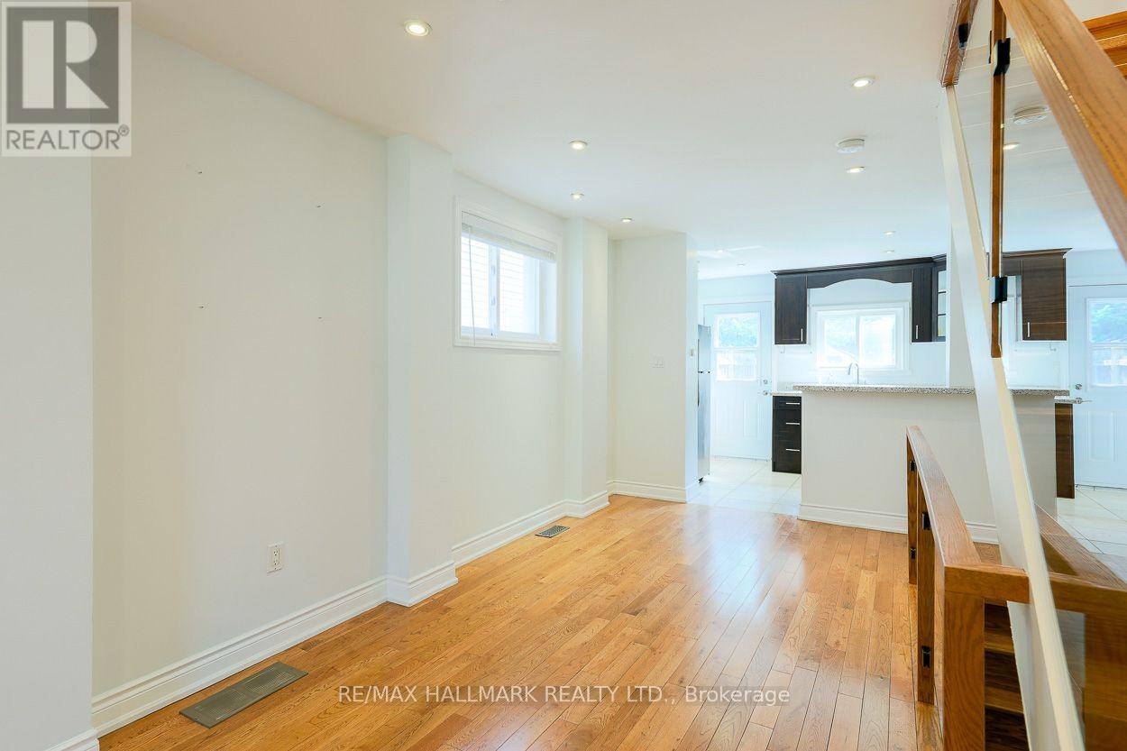 527 Craven Road, Toronto, Ontario  M4L 2Z6 - Photo 12 - E13555552