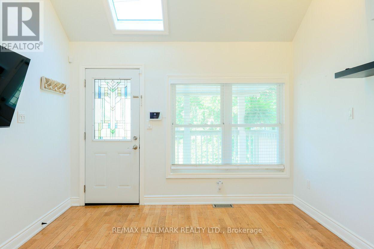 527 Craven Road, Toronto, Ontario  M4L 2Z6 - Photo 3 - E13555552