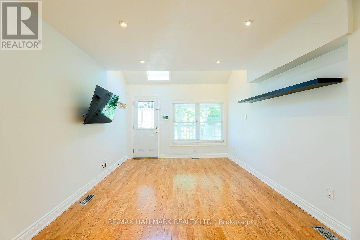 527 Craven Road, Toronto, Ontario  M4L 2Z6 - Photo 4 - E13555552