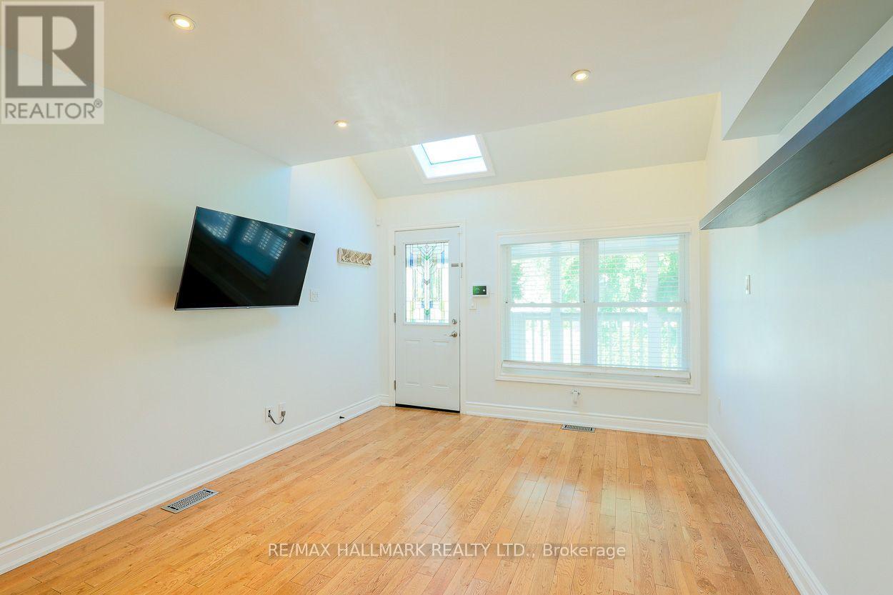 527 Craven Road, Toronto, Ontario  M4L 2Z6 - Photo 5 - E13555552
