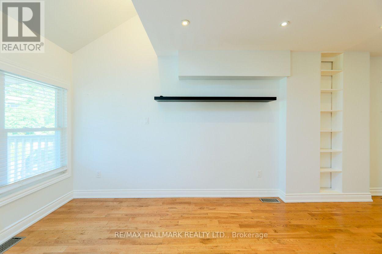 527 Craven Road, Toronto, Ontario  M4L 2Z6 - Photo 6 - E13555552