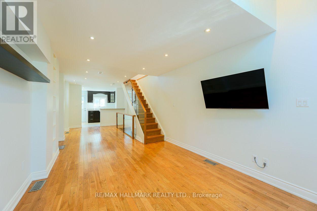527 Craven Road, Toronto, Ontario  M4L 2Z6 - Photo 8 - E13555552