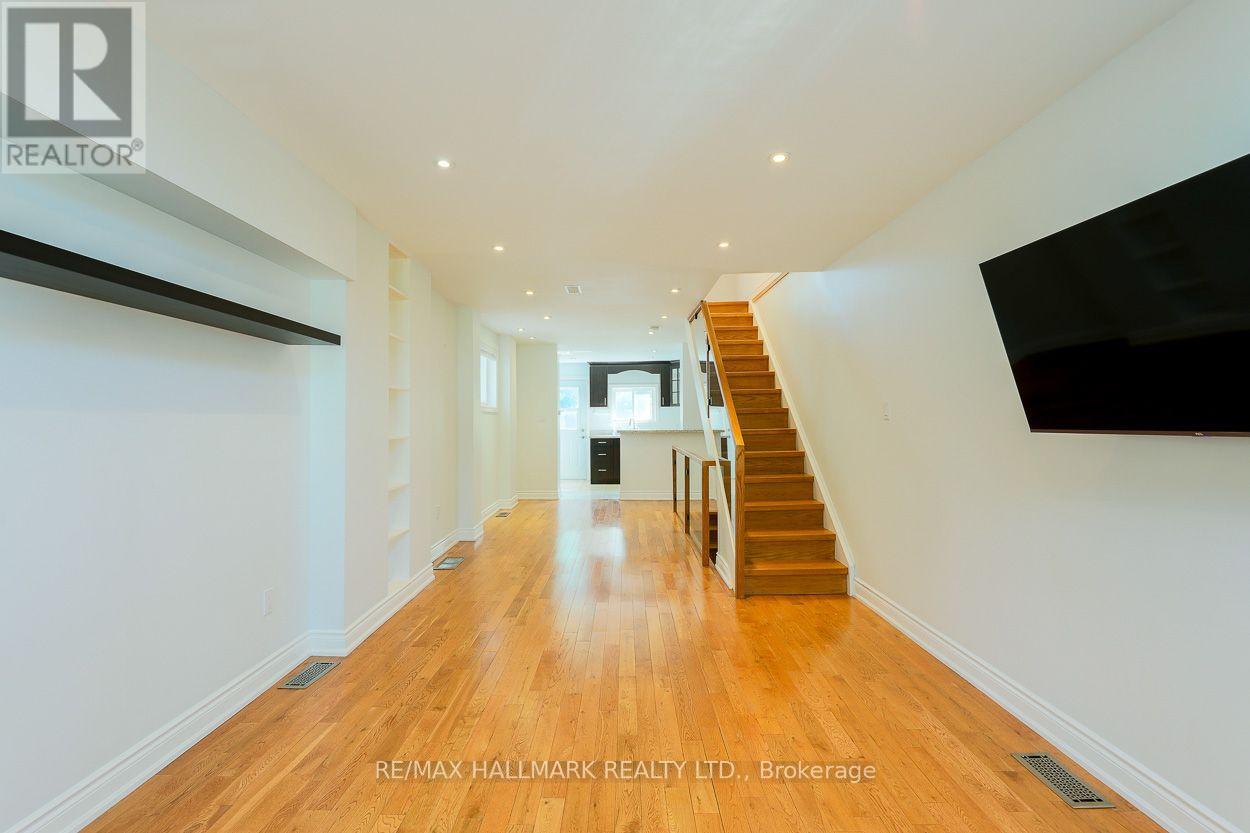 527 Craven Road, Toronto, Ontario  M4L 2Z6 - Photo 9 - E13555552