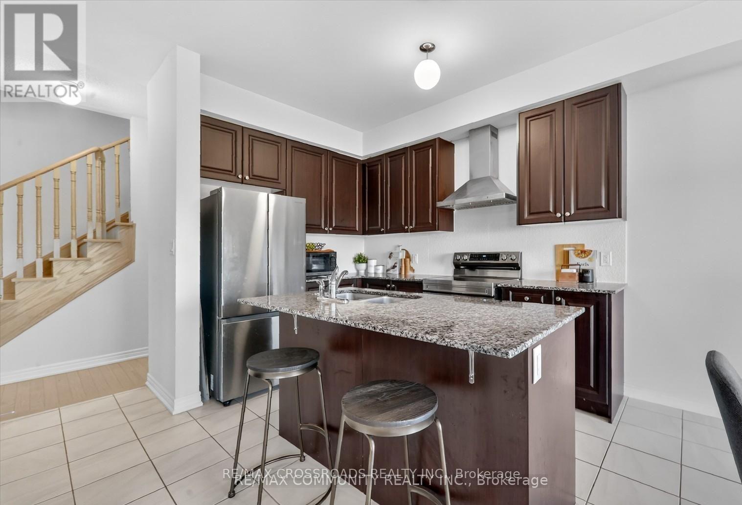 5 Thelma Drive, Whitby, Ontario  L1P 0N3 - Photo 3 - E13555788
