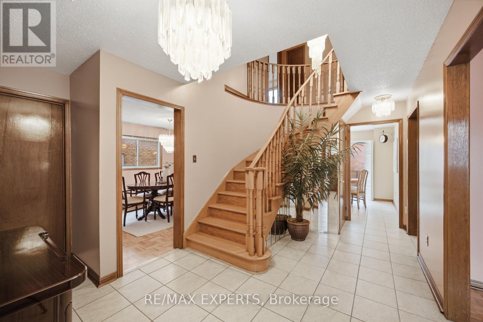 221 Judith Avenue, Vaughan (Brownridge), Ontario  L4J 7E3 - Photo 4 - N13555802
