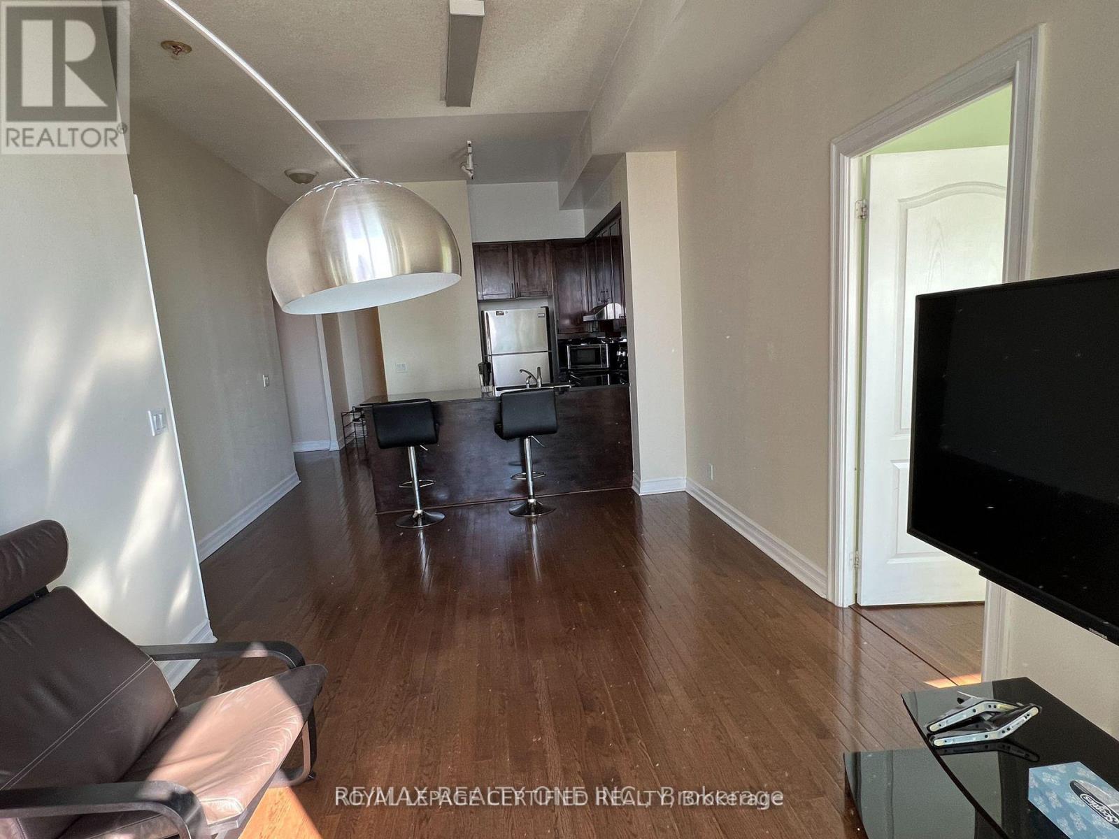 TP2709 - 33 ELM DRIVE W