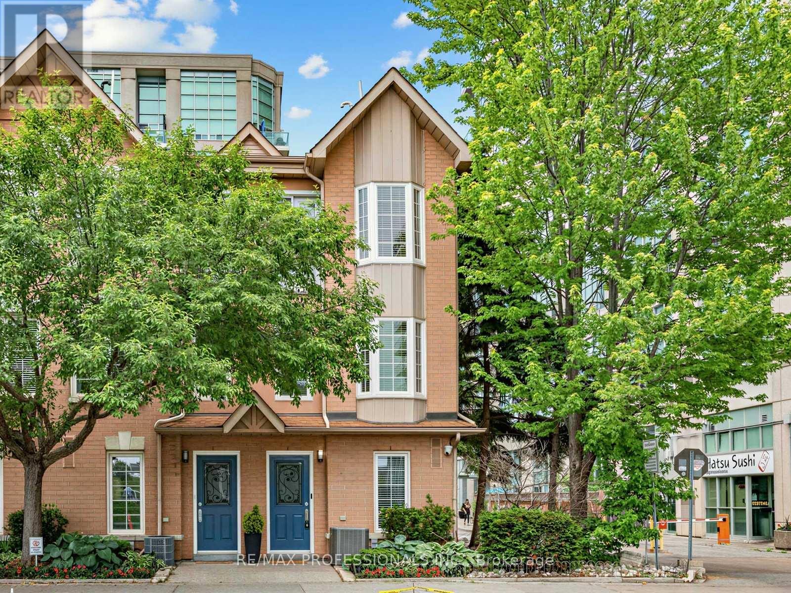 32 - 220 MANITOBA STREET, Toronto, Ontario
