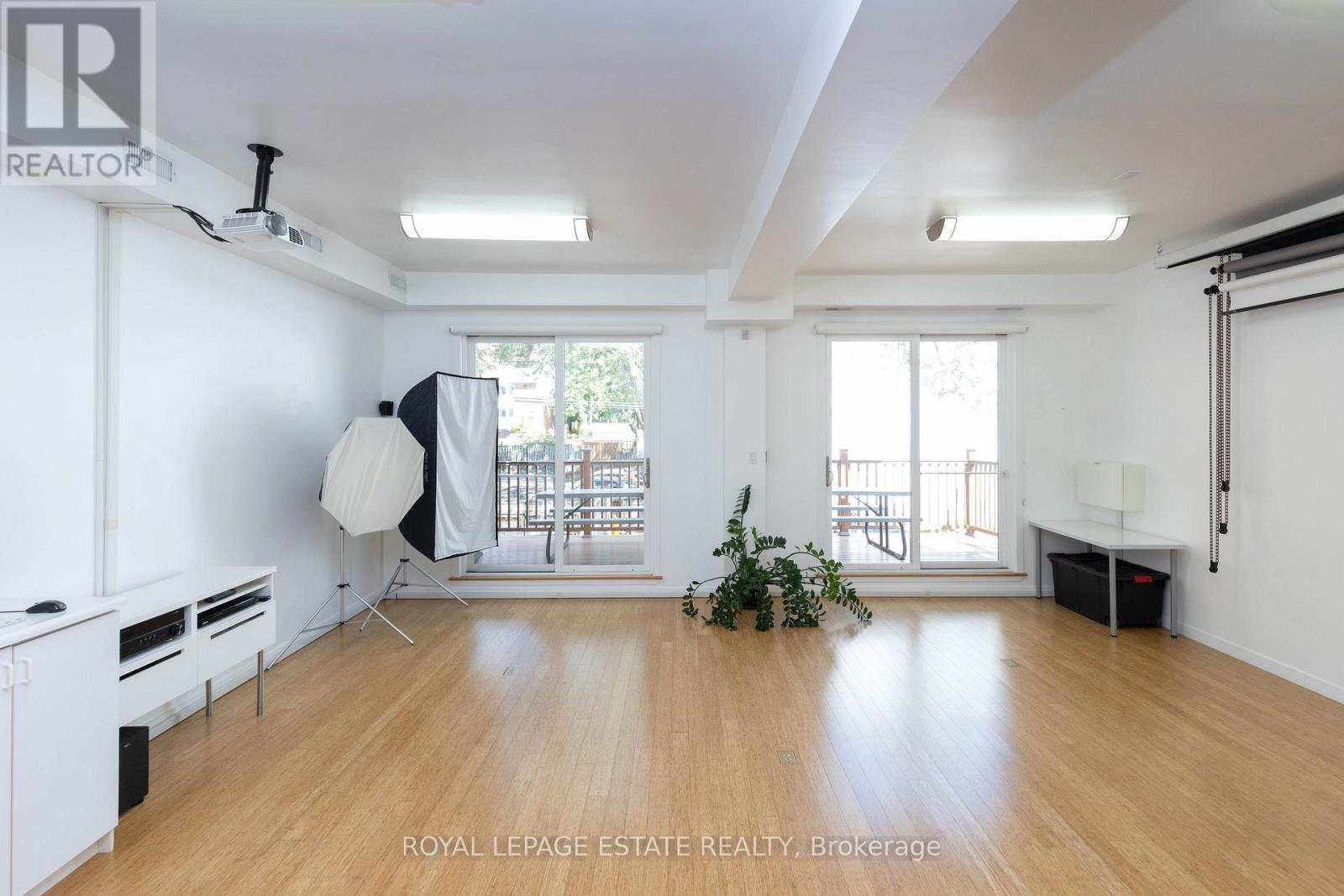 432 QUEEN STREET E, Toronto, Ontario