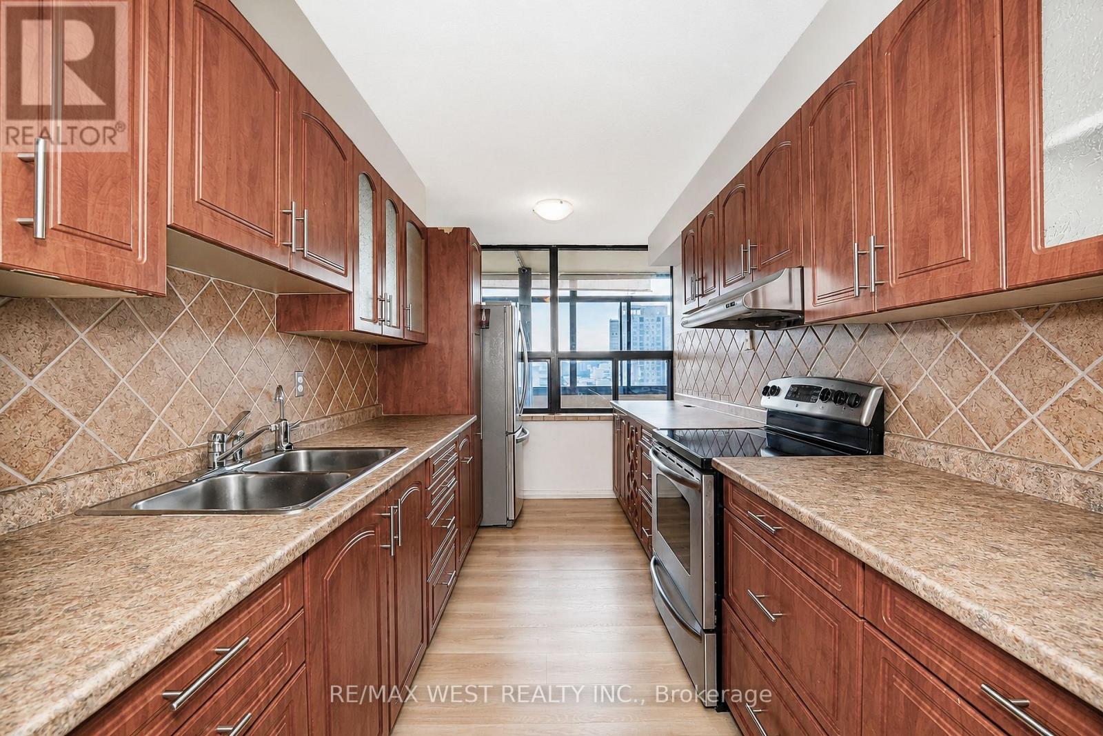 1604 - 18 Knightsbridge Road, Brampton, Ontario  L6T 3X5 - Photo 3 - W13553276
