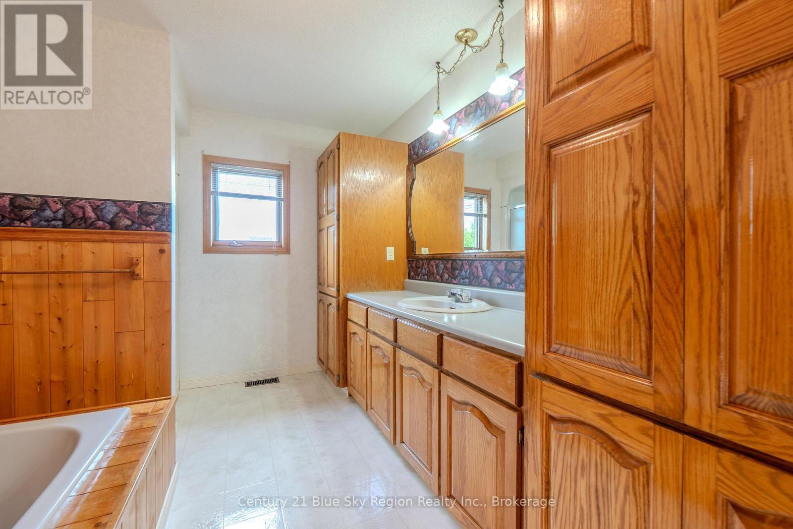 243 Southview Crescent, West Nipissing, Ontario  P2B 3C2 - Photo 22 - X13556104