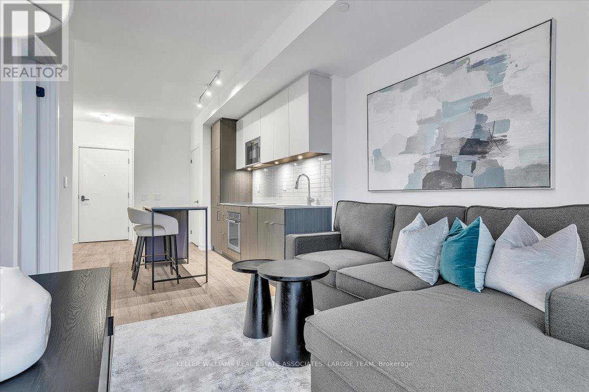 205 - 215 Lakeshore Road W, Mississauga, Ontario L5H 1G5 - Photo 3 - W13556316