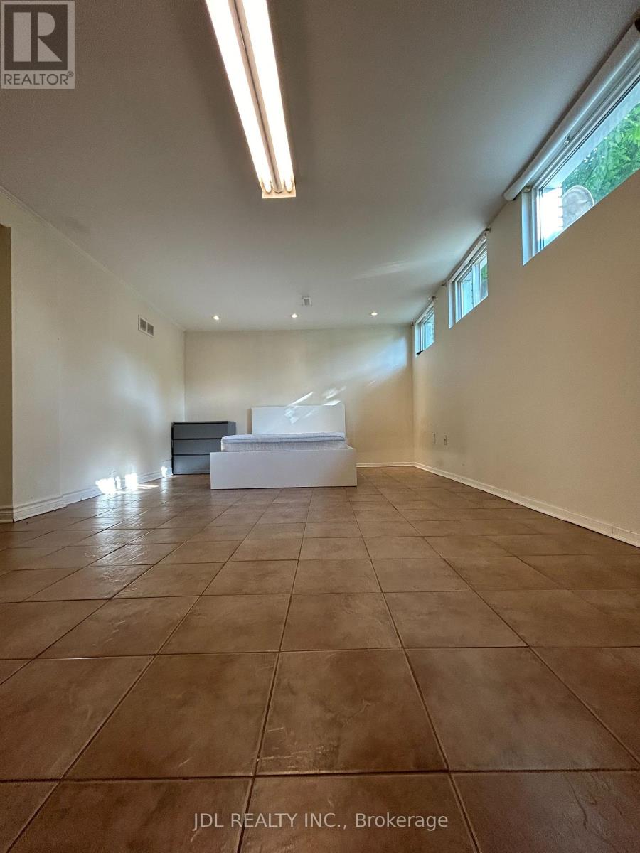 Unit A Bsmt - 23 Pineway Blvd Boulevard, Toronto, Ontario M2H 1A3 - Photo 3 - C13556518