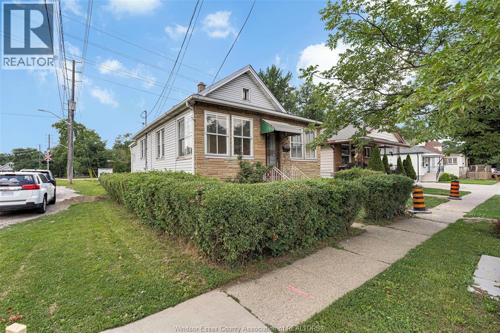 3298 COLLEGE, Windsor