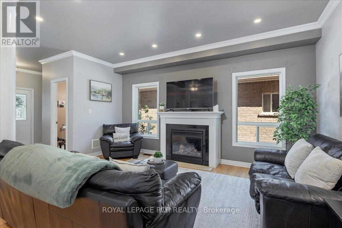 80 Versailles Crescent, Barrie (Innis-Shore), Ontario  L4M 0B7 - Photo 7 - S13556168