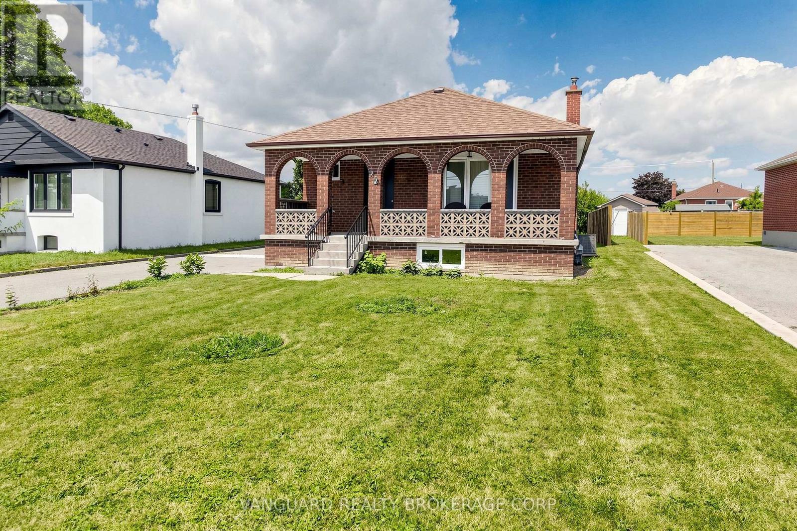 22 Nash Drive, Toronto, Ontario  M3M 2L3 - Photo 2 - W13556640