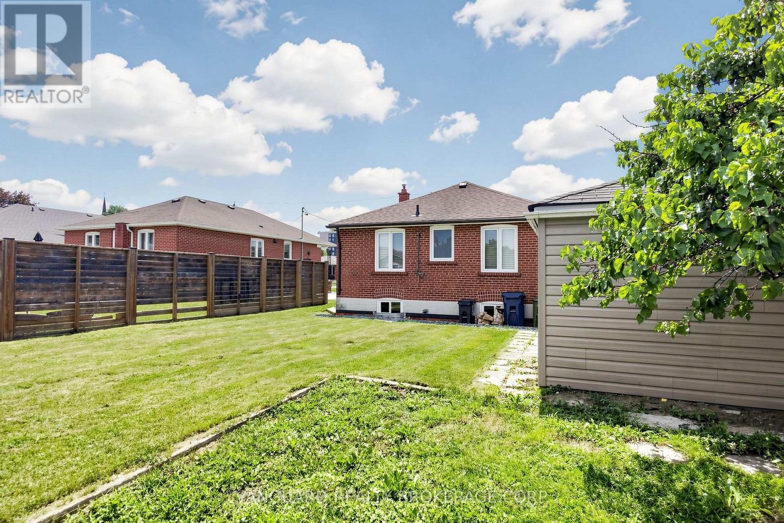 22 Nash Drive, Toronto, Ontario  M3M 2L3 - Photo 33 - W13556640