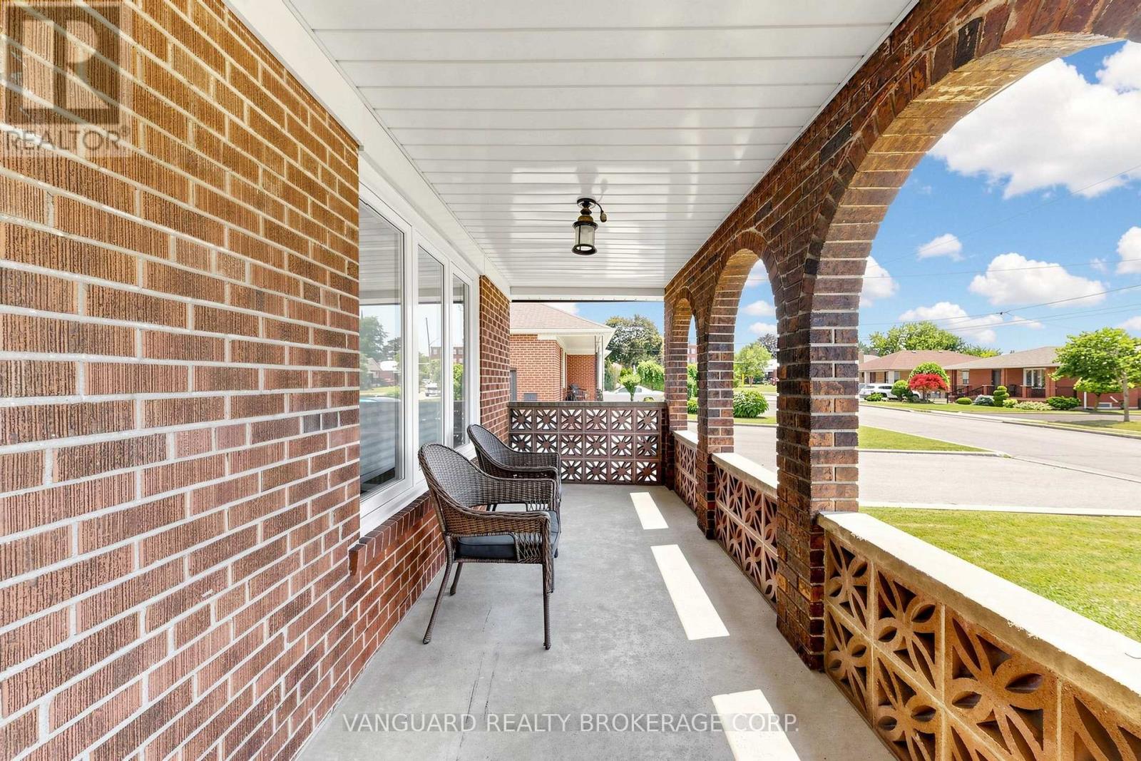 22 Nash Drive, Toronto, Ontario  M3M 2L3 - Photo 4 - W13556640