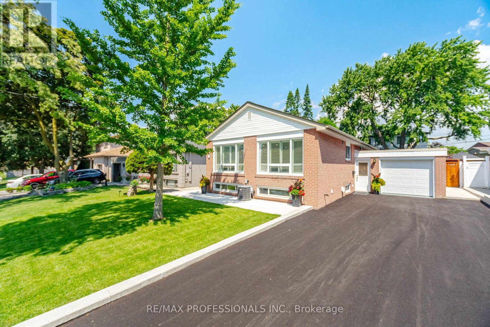 24 MILLBURN DRIVE, Toronto, Ontario