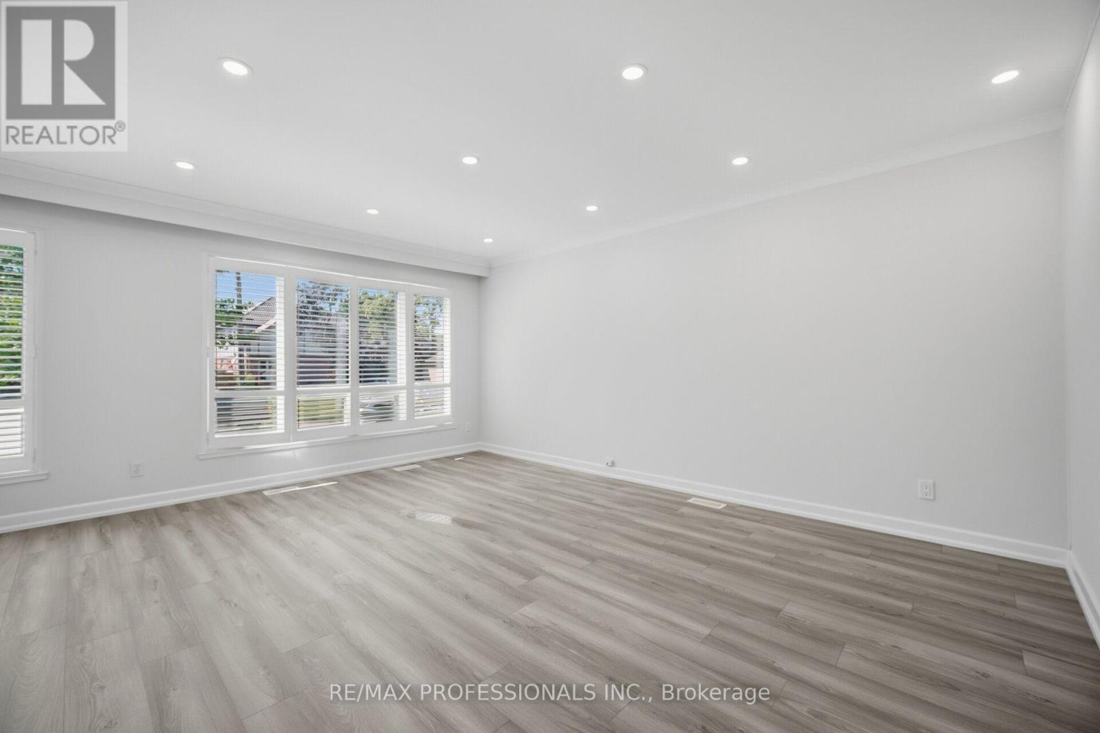 24 Millburn Drive, Toronto, Ontario  M9B 2W9 - Photo 12 - W13556722