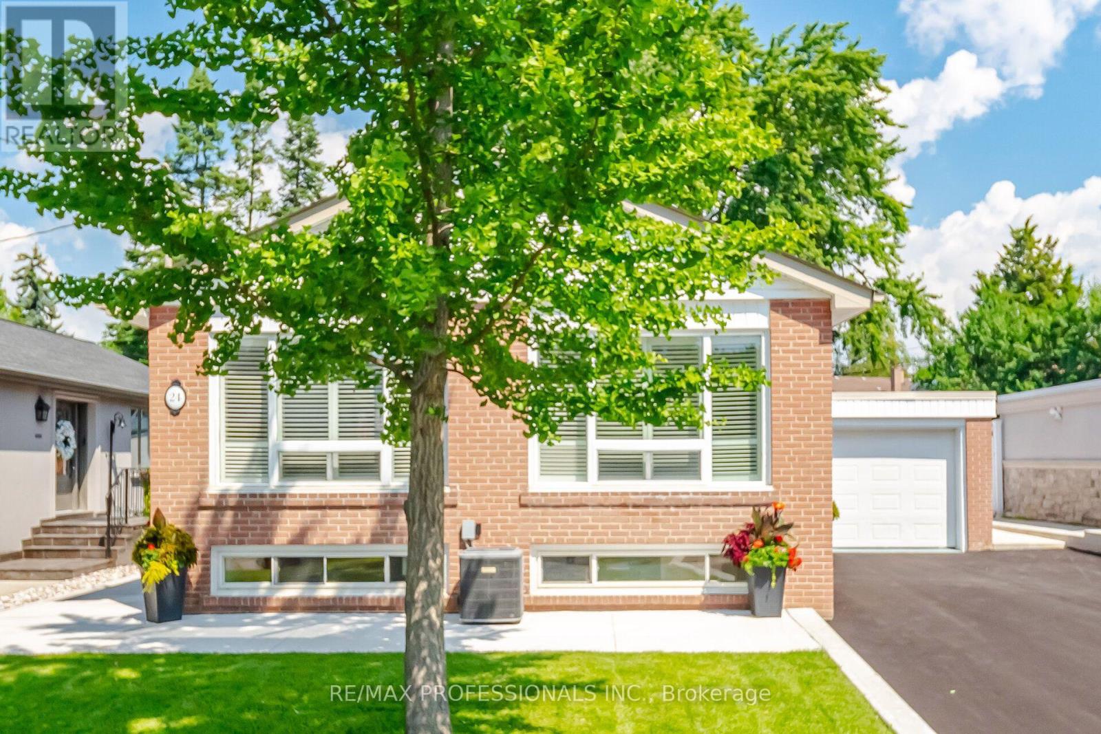 24 Millburn Drive, Toronto, Ontario  M9B 2W9 - Photo 2 - W13556722