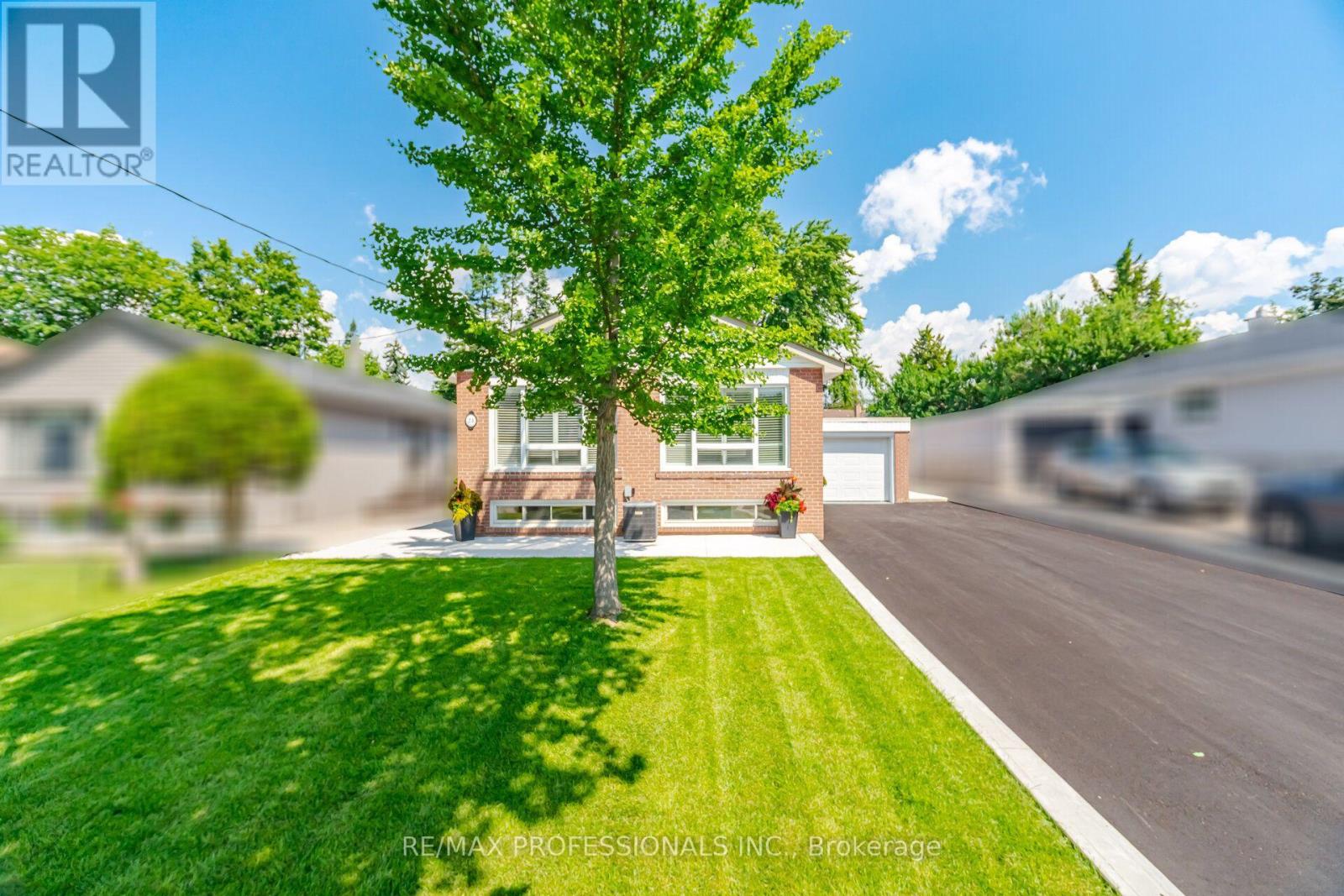 24 Millburn Drive, Toronto, Ontario  M9B 2W9 - Photo 3 - W13556722