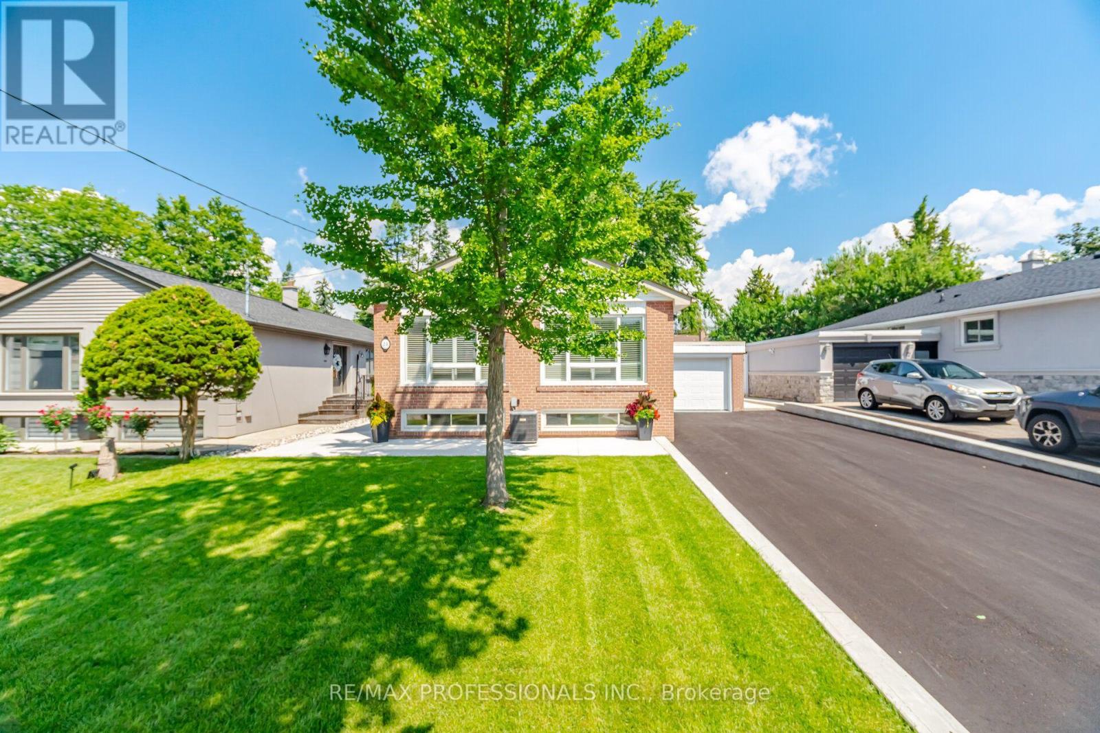 24 Millburn Drive, Toronto, Ontario  M9B 2W9 - Photo 4 - W13556722