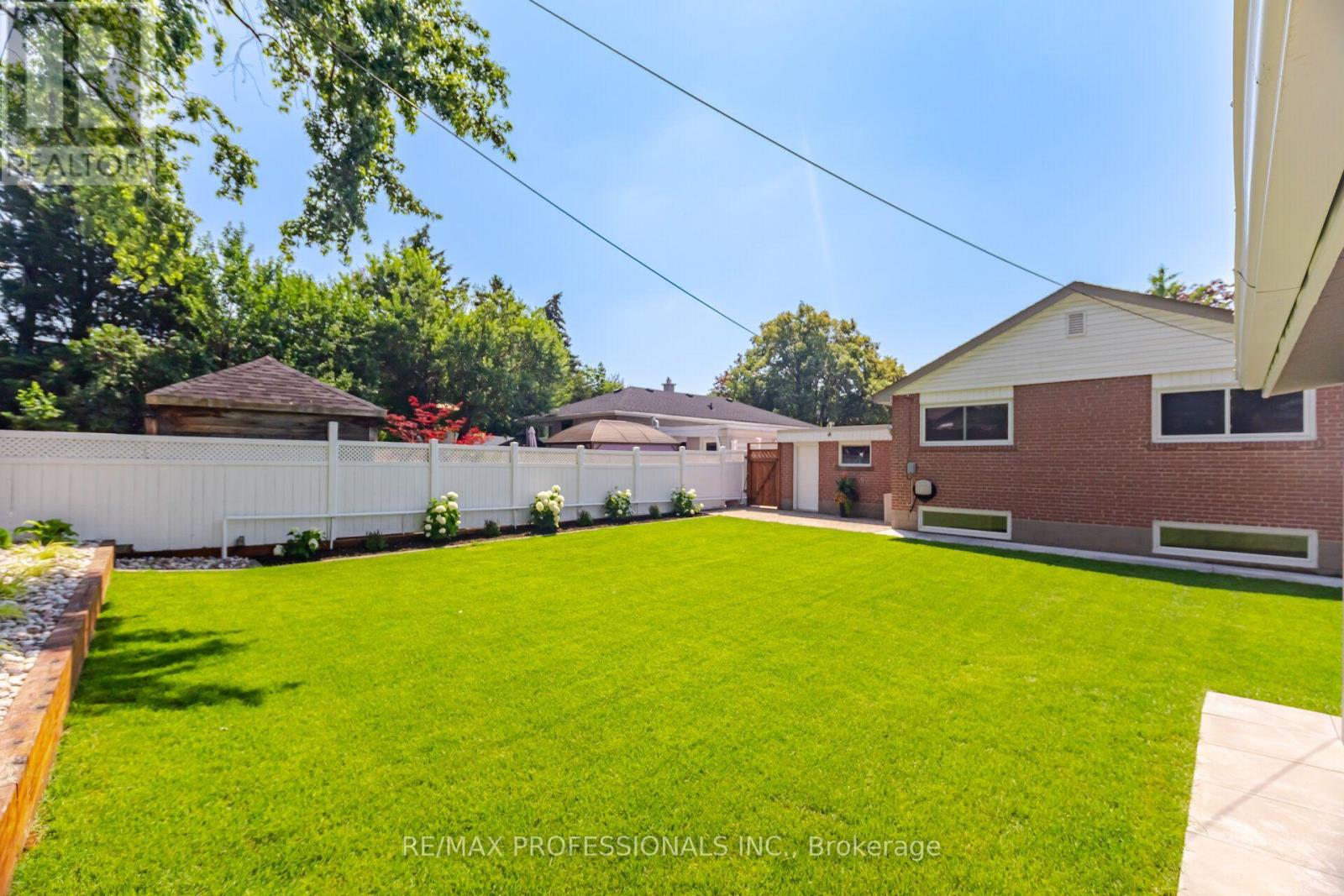 24 Millburn Drive, Toronto, Ontario  M9B 2W9 - Photo 42 - W13556722