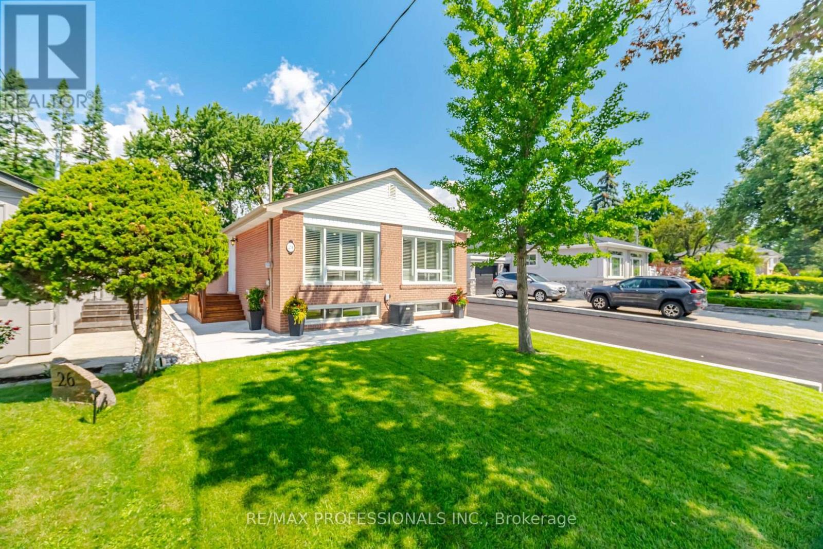 24 Millburn Drive, Toronto, Ontario  M9B 2W9 - Photo 5 - W13556722