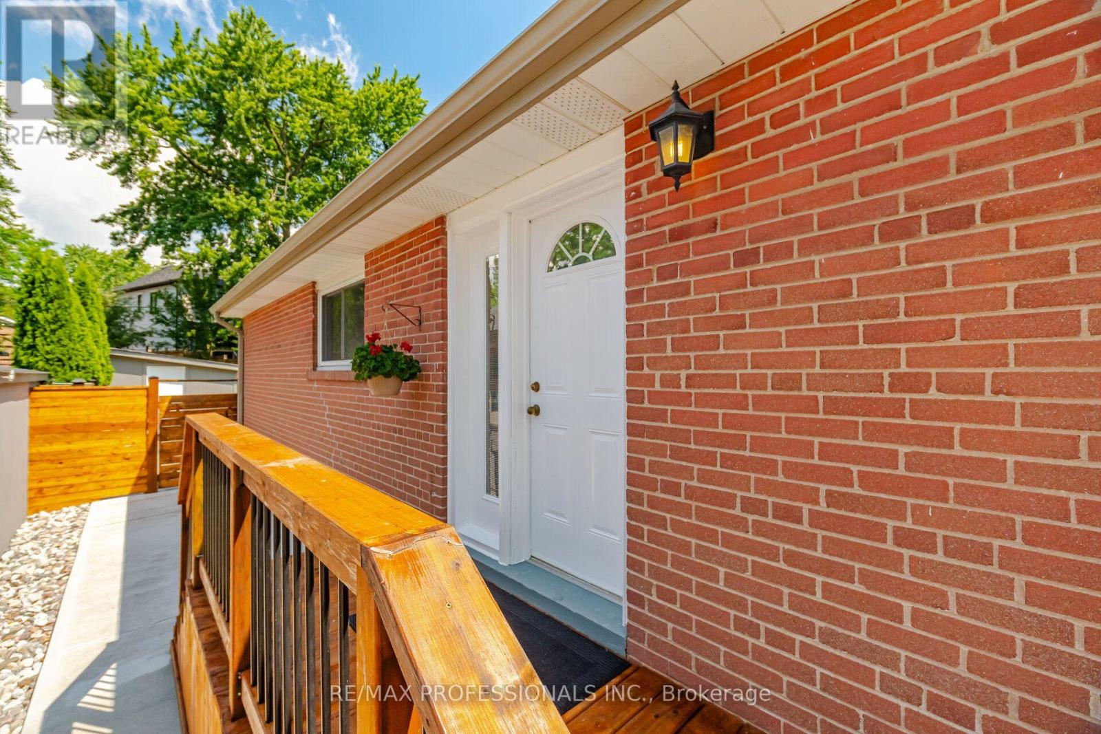 24 Millburn Drive, Toronto, Ontario  M9B 2W9 - Photo 6 - W13556722