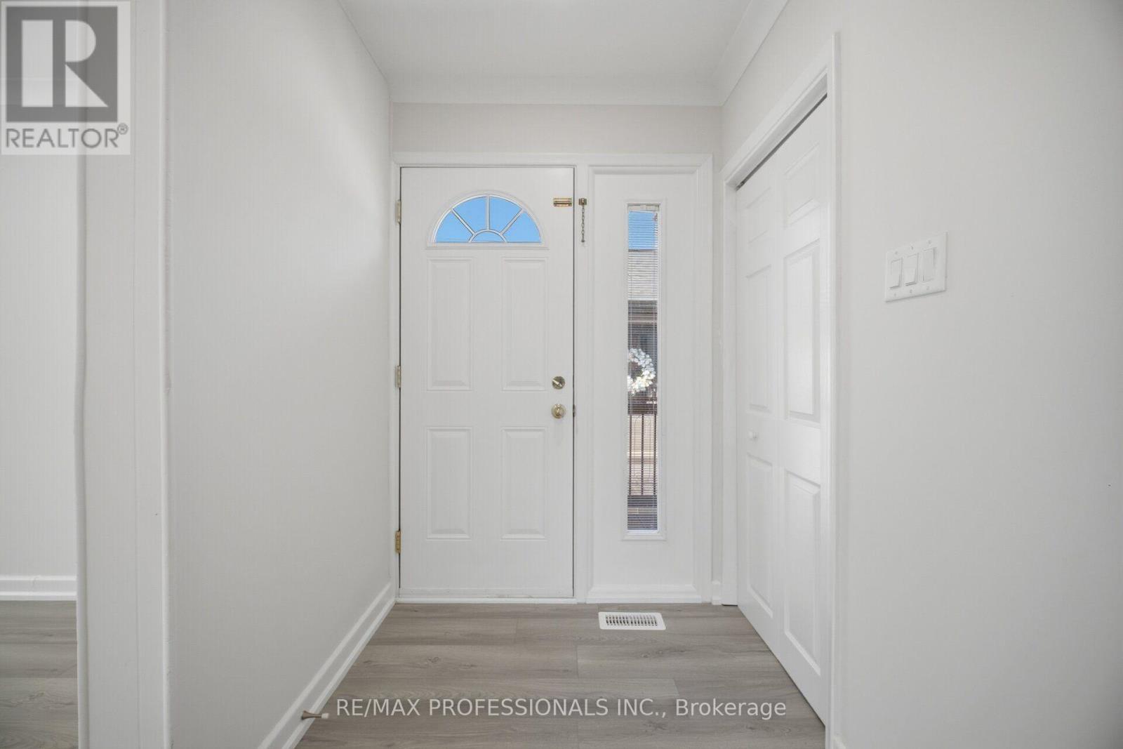 24 Millburn Drive, Toronto, Ontario  M9B 2W9 - Photo 7 - W13556722