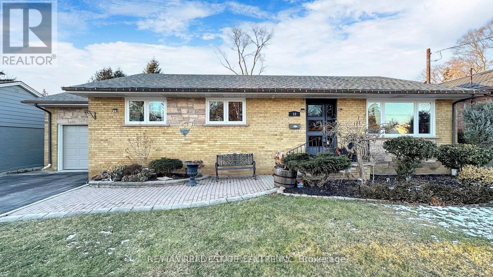 10 Suburban Drive W, Mississauga, Ontario L5N 1G5 - Photo 2 - W13556906