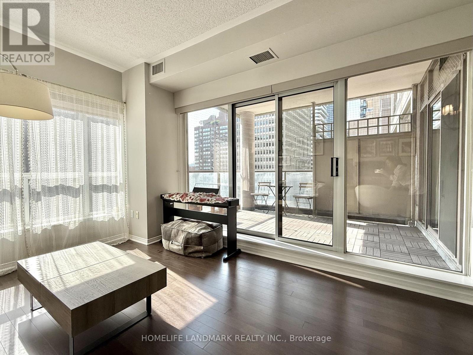 701 - 909 Bay Street, Toronto, Ontario  M5S 3G2 - Photo 6 - C13557182