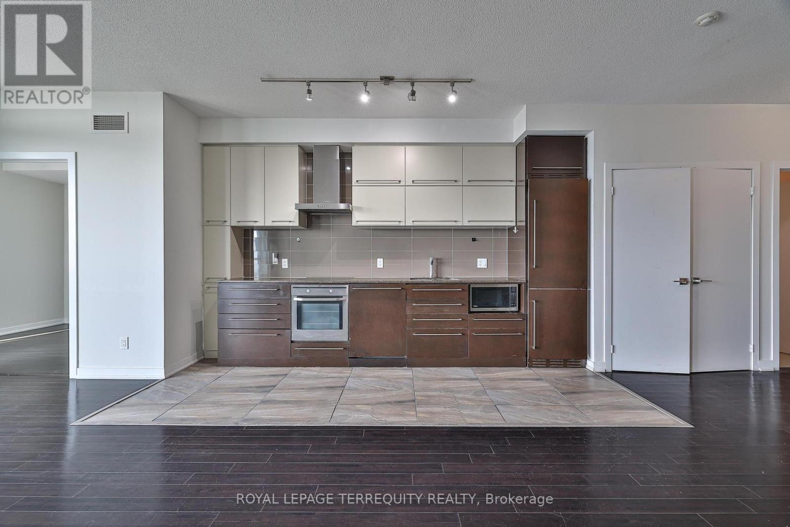 2412 - 770 Bay Street, Toronto, Ontario  M5G 0A6 - Photo 12 - C13557266