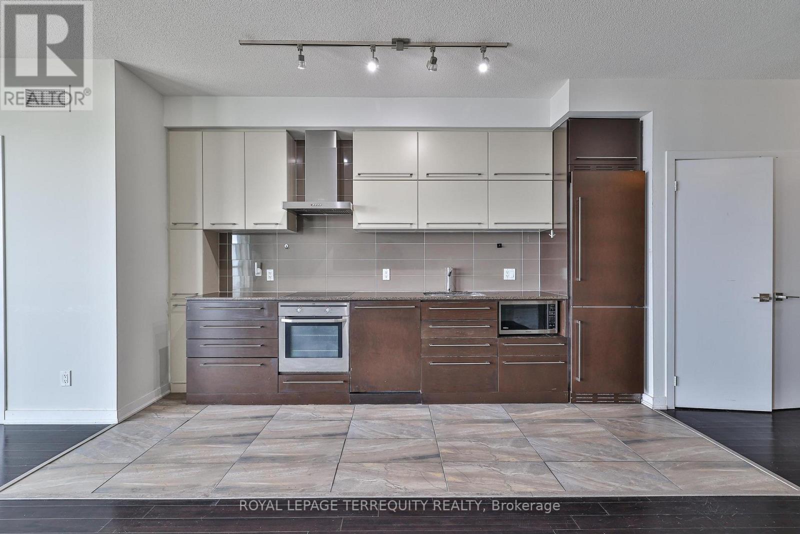 2412 - 770 Bay Street, Toronto, Ontario  M5G 0A6 - Photo 13 - C13557266