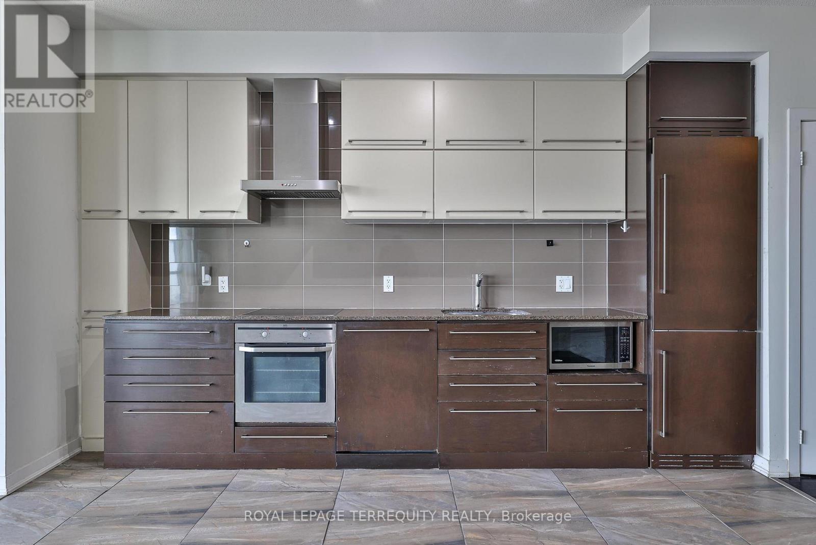 2412 - 770 Bay Street, Toronto, Ontario  M5G 0A6 - Photo 14 - C13557266