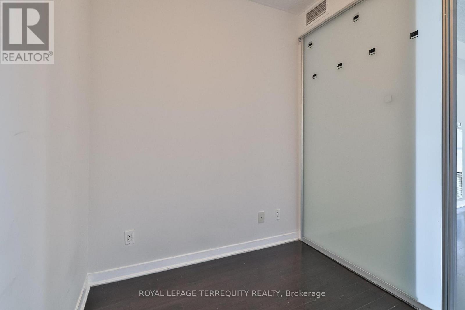 2412 - 770 Bay Street, Toronto, Ontario  M5G 0A6 - Photo 18 - C13557266