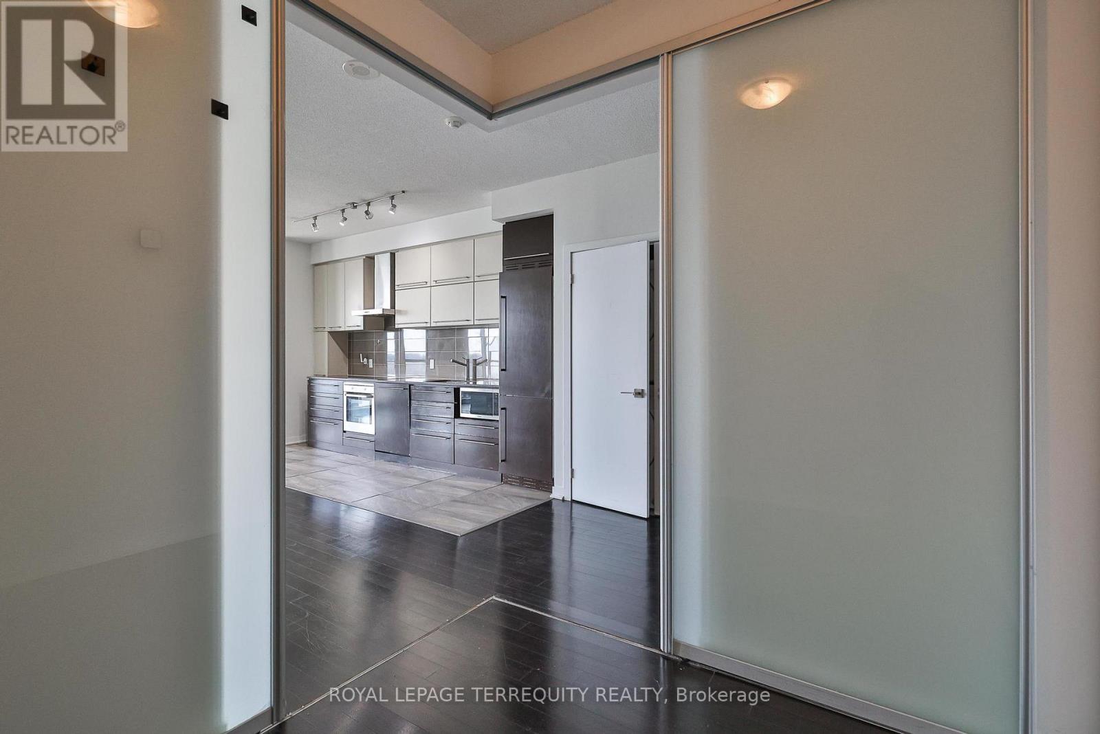 2412 - 770 Bay Street, Toronto, Ontario  M5G 0A6 - Photo 19 - C13557266