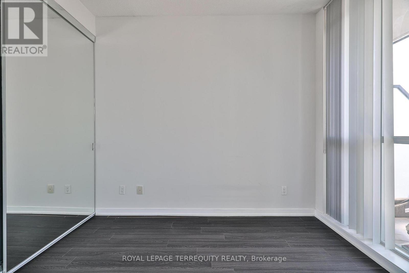 2412 - 770 Bay Street, Toronto, Ontario  M5G 0A6 - Photo 21 - C13557266