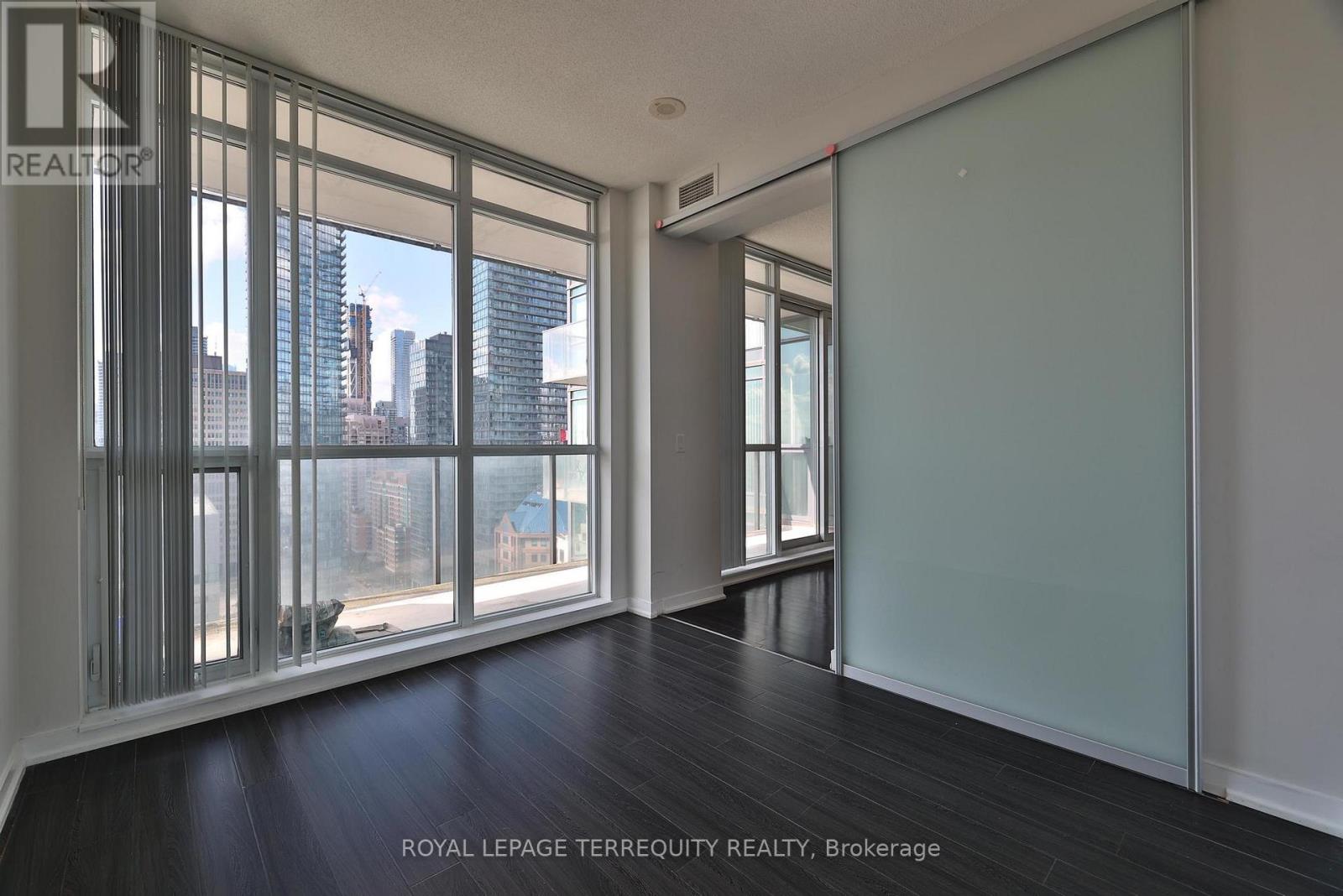 2412 - 770 Bay Street, Toronto, Ontario  M5G 0A6 - Photo 23 - C13557266
