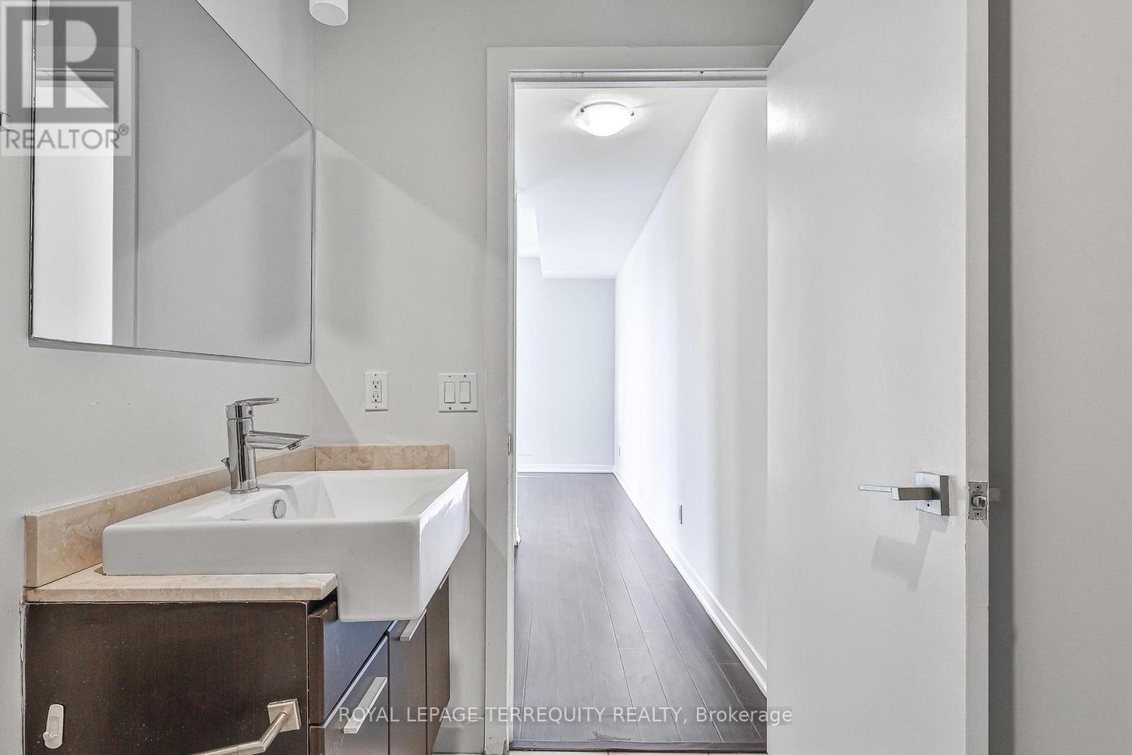 2412 - 770 Bay Street, Toronto, Ontario  M5G 0A6 - Photo 31 - C13557266