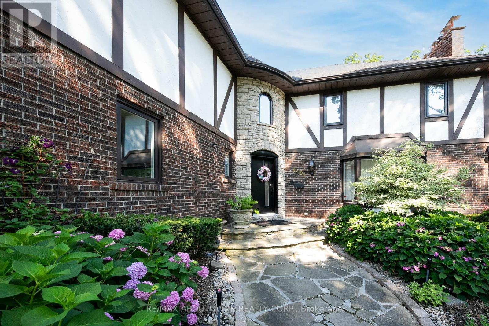 1201 Botany Hill W, Oakville, Ontario  L6J 6J5 - Photo 2 - W13557058